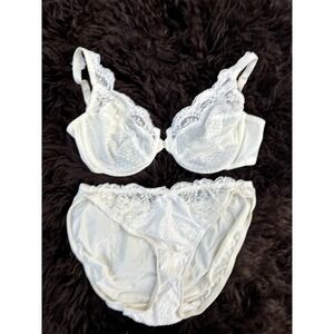 Valentino Vintage Lace Bra and Panty Set Lingerie Intimates Bridal Ivory‎